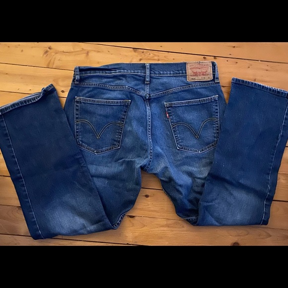 Levis - Picture 1 of 2